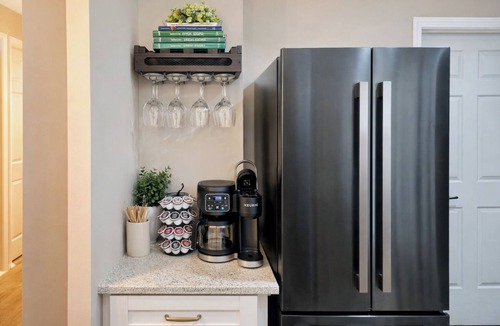 Sans Souci House | Dog friendly! 8 mins to Downtown Bike to trails 10 mins to TR