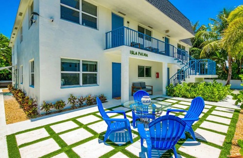 Palm Beach Shores Condo | Dog-Friendly Beach Stay: Luxury Condo w/Hot Tub