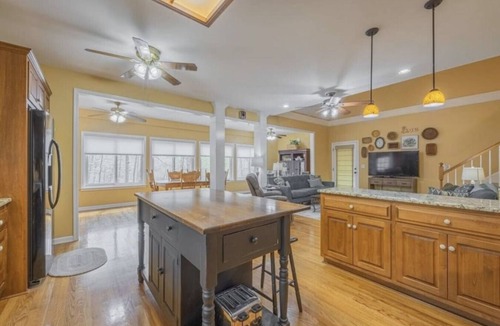 Reed Creek House | Dog Friendly Private Lake Cove Retreat-Kayaks, Fire-pit, FREE Flexible Check IO