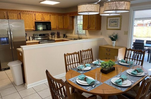Savannah House | Dogs love the fenced backyard - 15 mins to Downtown