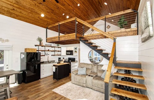 Newnata Cabin | Dogwood Den Treehouse Cabin in Shirley, AR at Greers Ferry Lake