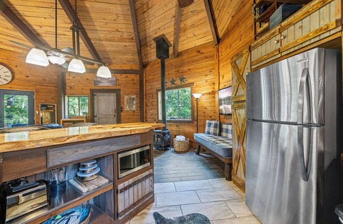 Wiley Cabin | Double Barrel Retreat – Rustic Cabin near Clayton