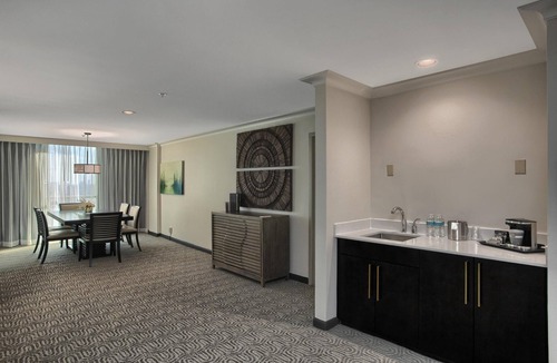 Florida Center Hotel | DoubleTree by Hilton at the Entrance to Universal Orlando