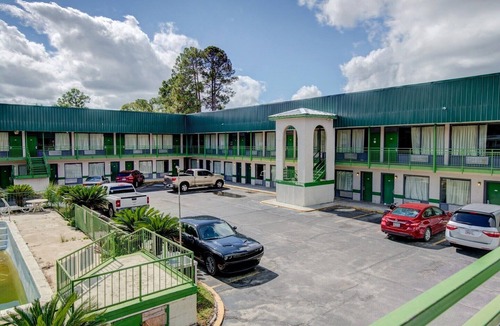Douglas Apartment | Douglas GA|Queen Bed