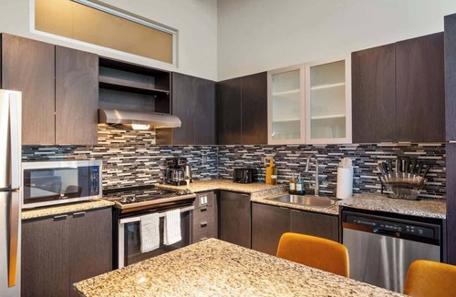 Downtown Cincinnati Apartment | Downtown 2 Bed w/Pool, Hot Tub, Gym
