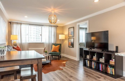 Downtown Atlanta House | Downtown ATL Condo w Pool King Bed LM1K2T