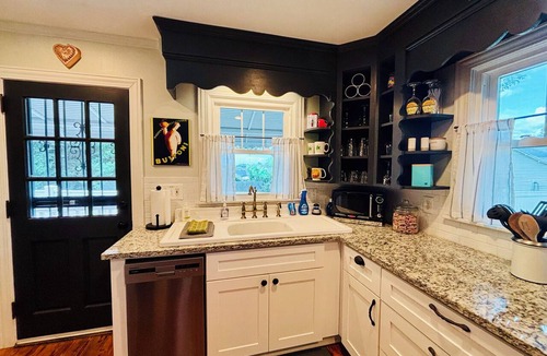 Greer Cottage | Downtown Greer Cottage ⭐️ Walk to downtown!