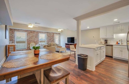 Statesboro Apartment | Downtown Loft - Above Bull & Barrel & Close to Georgia Southern!