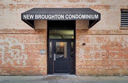 Historic District - North Apartment | Downtown Loft- Steps away from Plant Riverside!