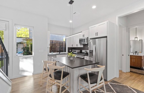 East Cesar Chavez House | Downtown Luxury Oasis - Heated Pool - 7 Bedroom