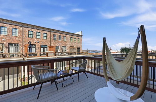 Hitch Village - Fred Wessels Homes House | Downtown Riverfront Luxury, Steps to River Street
