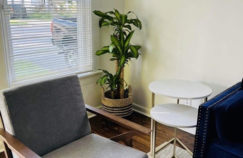 Northside District House | DOWNTOWN, Rupp Arena just 5 min away. 2 bedr/1 Bath cozy home.