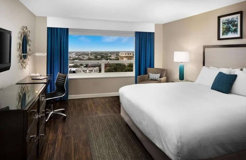 Historic Downtown Savannah Hotel | Downtown Savannah | Pool. Bar + Pet Friendly Stay
