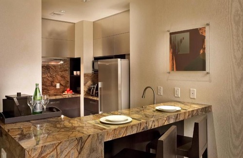 Seybold Hotel | Dream Family Vacation! 3 Spacious Rooms, On-site Pool, Close to Downtown Miami!