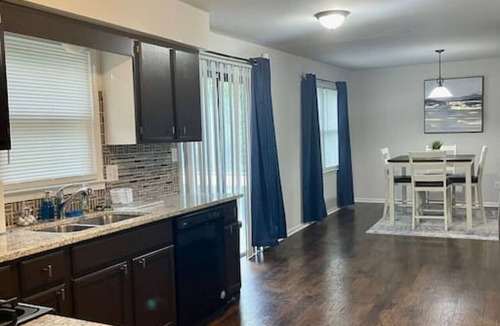 Snellville House | Dream Getaway Home in Snellville, Front Yard, Deck and Smart TVs in Every Room!