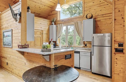 Cleveland Cabin | Dreamscape – Secluded Romantic Getaway Near Helen with Hot Tub & Fireplace