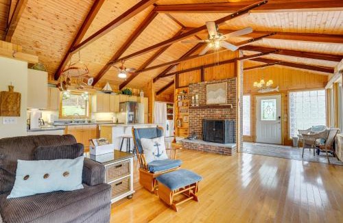Piney Flats House | 'Duck and Bug's Cabin' on Boone Lake w/Boat Dock!
