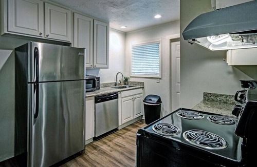 Fondren House | Duplex by Colleges & Hospitals in N Fondren