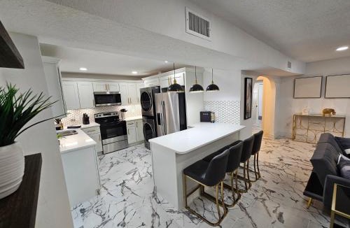 Lawsona - Fern Creek House | Duplex walk To Lake Eola Orlando Sleeps 8 - Monthly Stays