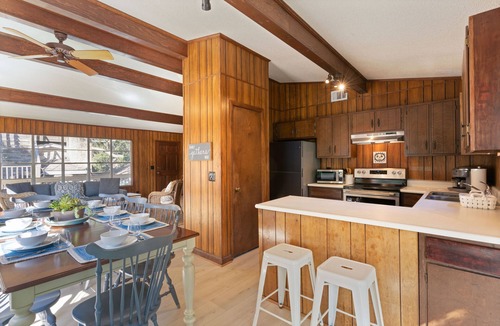 East Beach House | East Beach Cottage with EZ beach access, sleeps 10