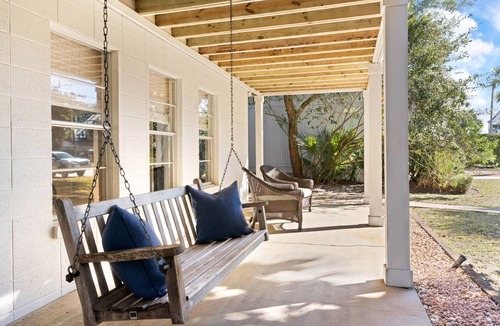 East Beach House | East Beach Cottage with EZ beach access, sleeps 10