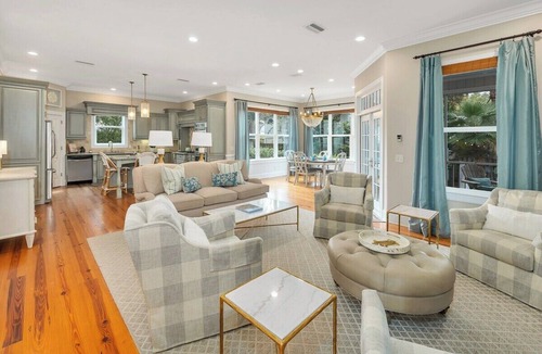 East Beach House | East Beach Gem: Shuffleboard, Pool & Amazing Patio