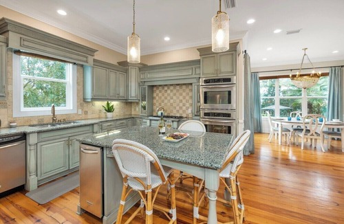 East Beach House | East Beach Gem: Shuffleboard, Pool & Amazing Patio