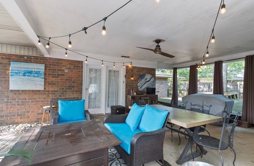 Gunter Afs House | EAST MONTGOMERY GETAWAY KING BEDS COVERED PATIO SMART TVS KITCHEN WELL STOCKED