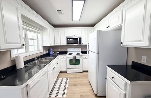 Hammond Apartment | Eastgate 20B Beautiful Apartment