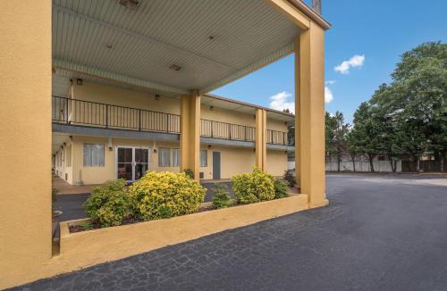 Thomaston Cabin | Econo Lodge Thomaston
