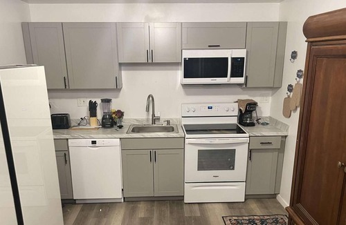 Midtown Cottage | Economical Central Guest house
