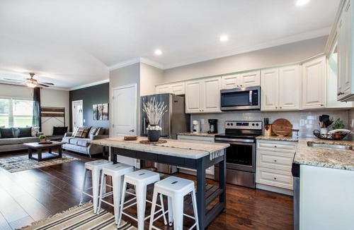 Townsend Apartment | Elegant End Condo Fireplace Community Amenities