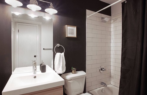 Downtown Memphis Apartment | Elegant King Suite Downtown with Free Parking