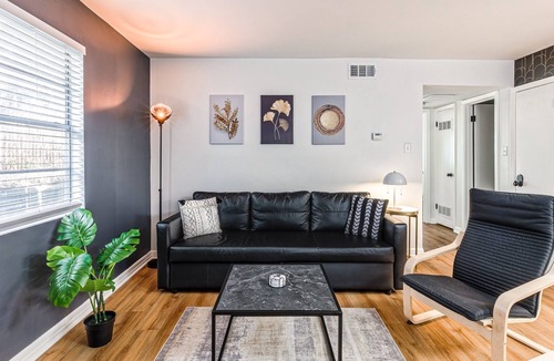 Downtown Memphis Apartment | Elegant King Suite Downtown with Free Parking