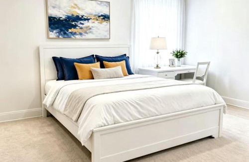 Loughman House | Elegant Private Room with Ensuite Bath in Luxury Villa