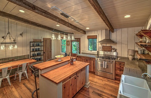 Darien House | Emma's Driftwood Farm perfect for retreats & reunions - 5 homes, 2 docks, & pool