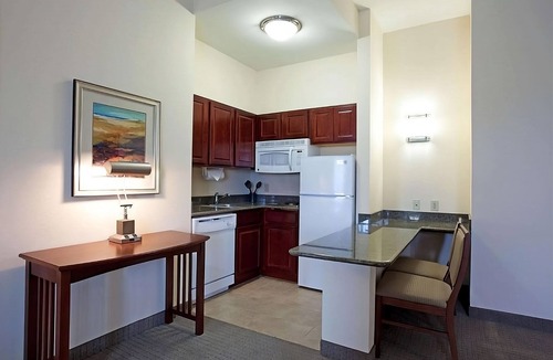 Highlands - Perkins Hotel | Enjoy a Hassle-Free Stay! 4 Relaxing Suites Near Jack Priscilla Andonie Museum!