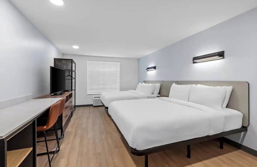 Newnan Hotel | Enjoy Peace & Privacy in a Vibrant Room | Free Parking & Pet-Friendly