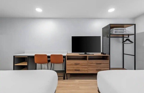 Newnan Hotel | Enjoy Peace & Privacy in a Vibrant Room | Free Parking & Pet-Friendly