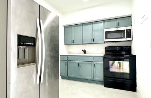 West Little River Apartment | Enjoyable 2-bedroom apartment with AC in vibrant Miami