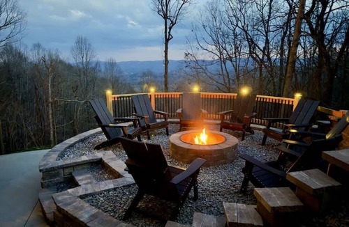 Laurel Park House | Epic Mountain Views Sauna HotTub FirePit EV Charger