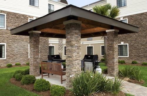 Eden Condo | Equipped King Suite Near the Savannah Airport | Seasonal Pool Access