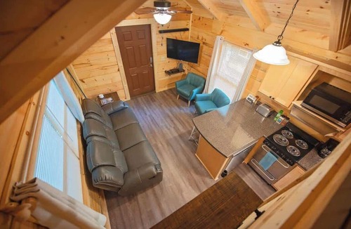 Lookout Valley Neighborhood Association Cabin | Ernie Cabin Private Spa 1 Mile from the Southside