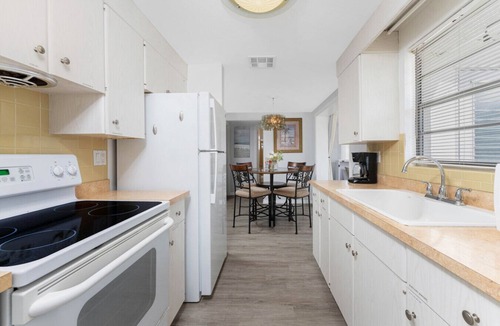 Englewood House | Euclid Escape by Paradise Breeze – Walk to Dearborn Street