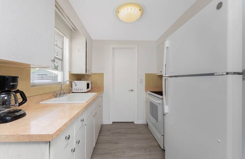 Englewood House | Euclid Escape by Paradise Breeze – Walk to Dearborn Street