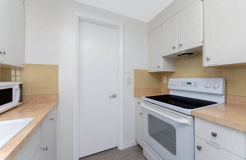 Englewood House | Euclid Escape by Paradise Breeze – Walk to Dearborn Street
