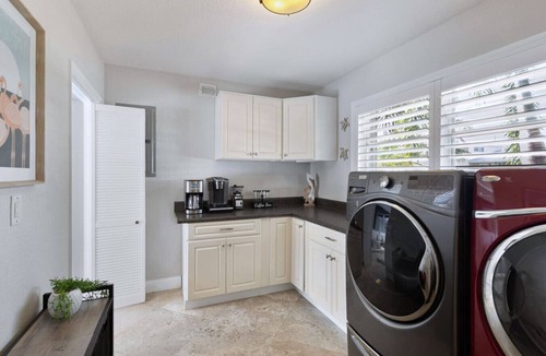 Coral Ridge Isles Villa | Exclusive Tropical Villa-Heated Pool&Outdoor Oasis