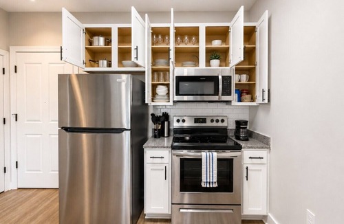Glen Iris Apartment | Executive 3BR Downtown Birmingham with Game Table