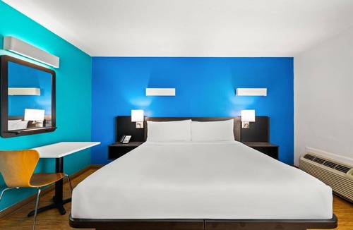 Ludlam Hotel | Experience a Vintage Miami Feel | 6.5 Mi from Miracle Mile | Pets Allowed