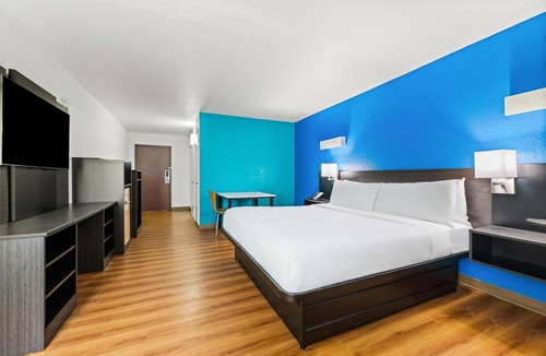 Ludlam Hotel | Experience a Vintage Miami Feel | 6.5 Mi from Miracle Mile | Pets Allowed